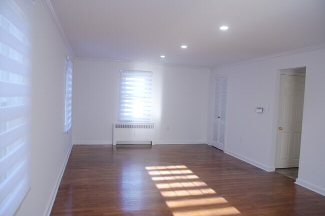 Livingroom - 201 Woodlawn Ave