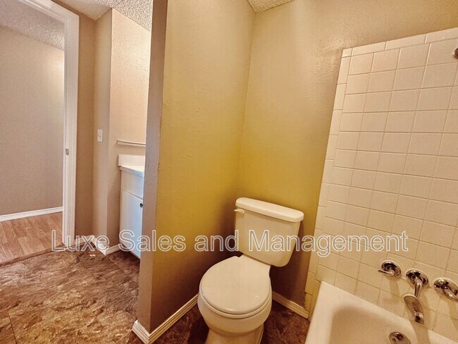 Building Photo - 6016 NW Expressway