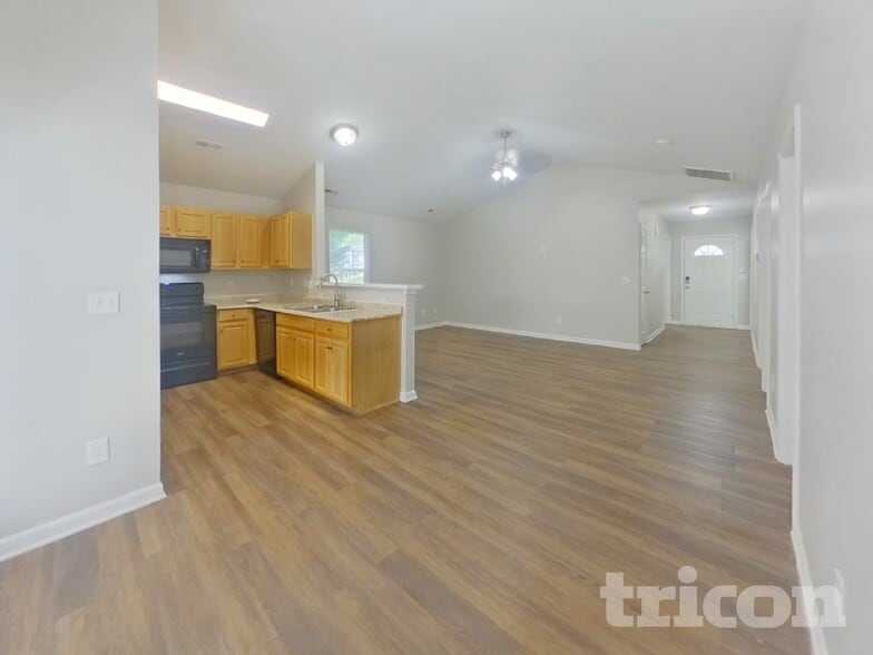 Building Photo - 842 Lakehill Rd