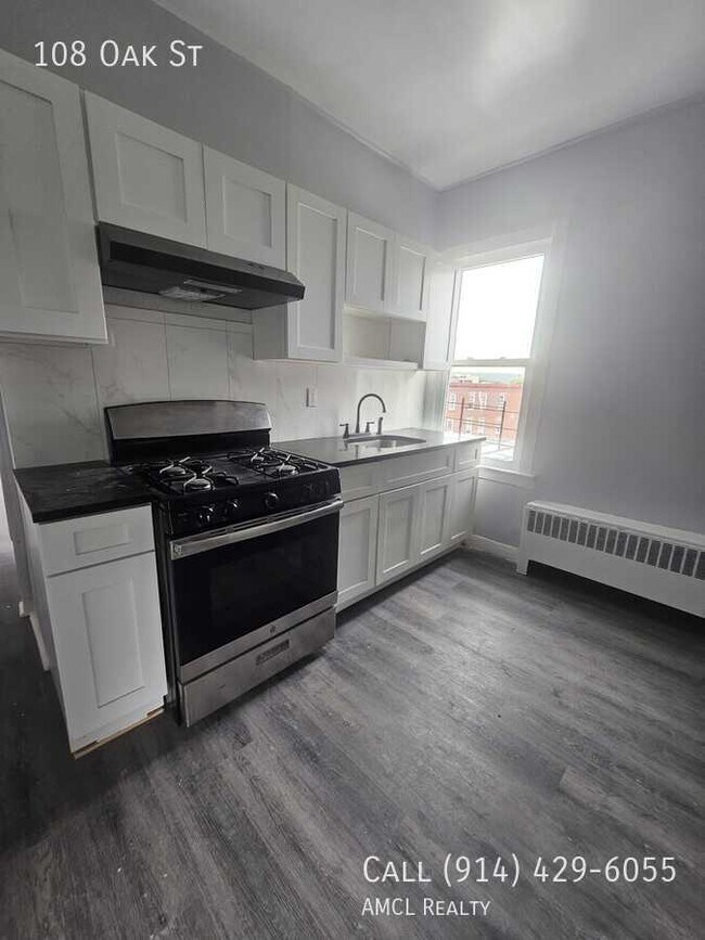 Building Photo - 108 Oak St