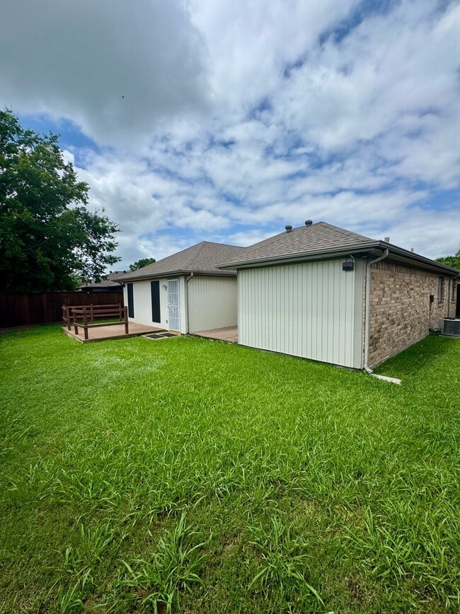 Building Photo - 3205 Hillcrest Dr