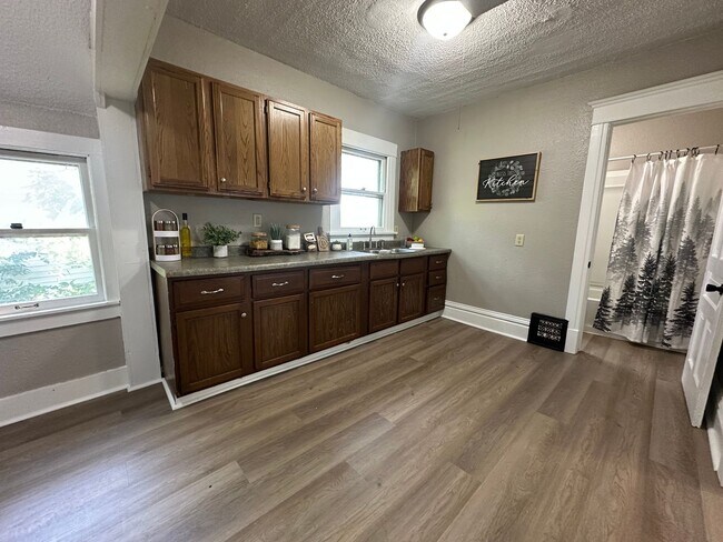 Building Photo - Renovated 3 bedroom house for rent in Wate...