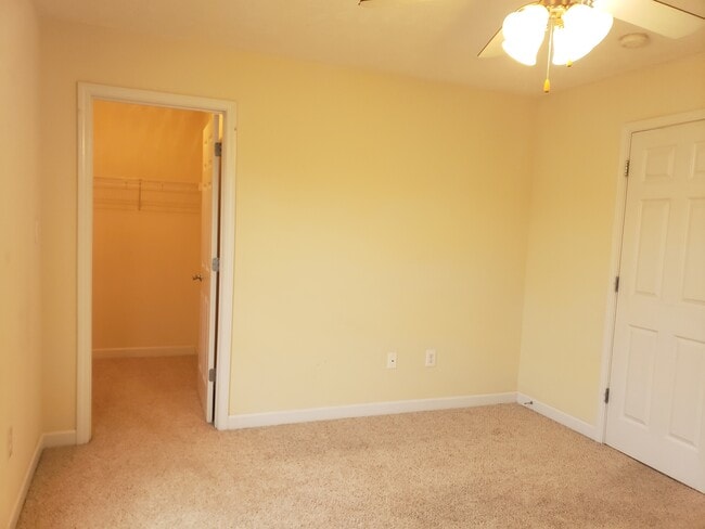 Building Photo - 1800 Balmoral Dr
