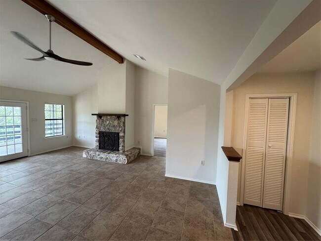 Building Photo - 301 Mesa Dr