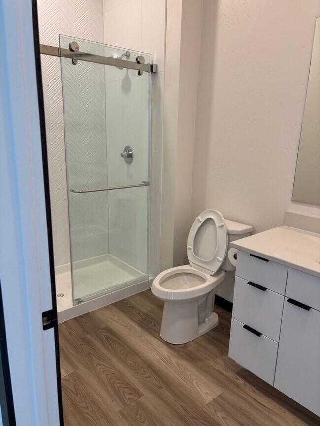 Building Photo - Modern Midtown Living | 2 Bed, 2 Bath Near...