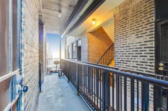 Building Photo - 636 W Waveland Ave