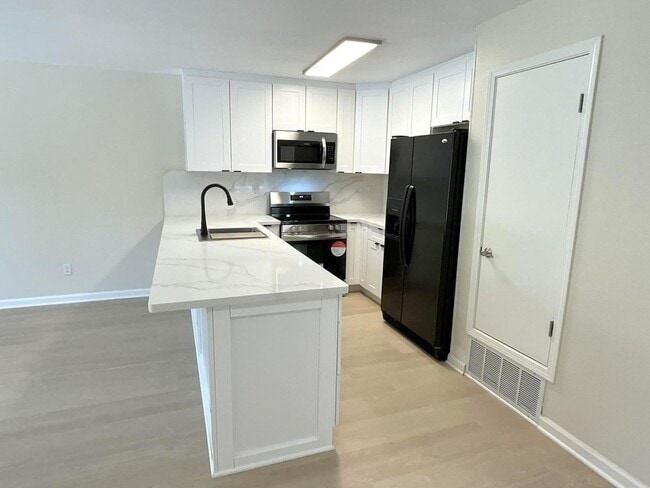 Building Photo - NEW PRICE ! Newly updated Danville Greenbr...