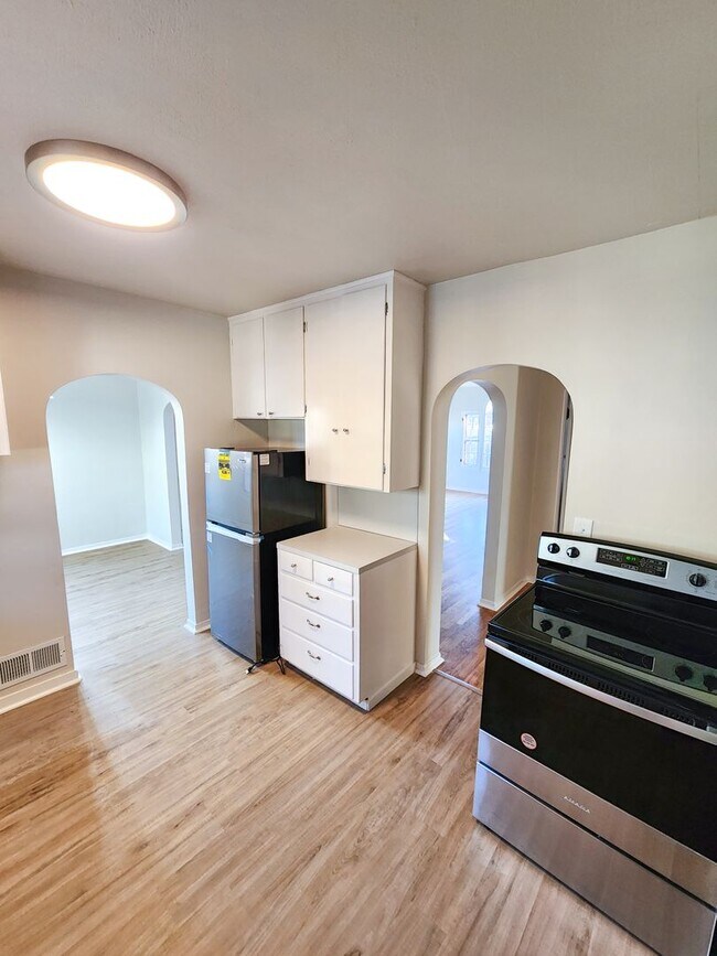 Building Photo - Charming Home with Large Backyard!