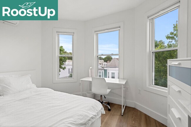 Building Photo - Furnished private bedroom with private ensuite bath