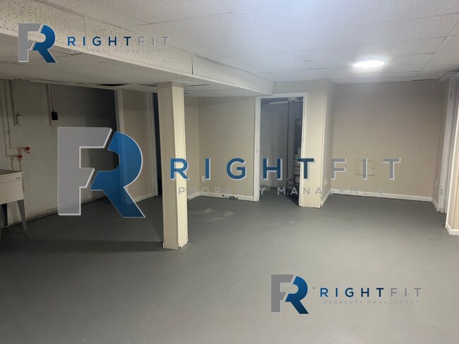 Building Photo - Charming House in Dayton