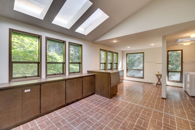 Building Photo - Mid Century Charming Bothell Retreat on 10...