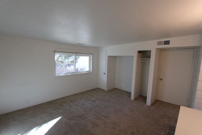 Building Photo - $500 Move-In Special! Month to month lease Available.