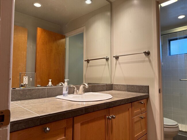 Building Photo - Cozy 5 bedr 3 bath rambler with daylight b...