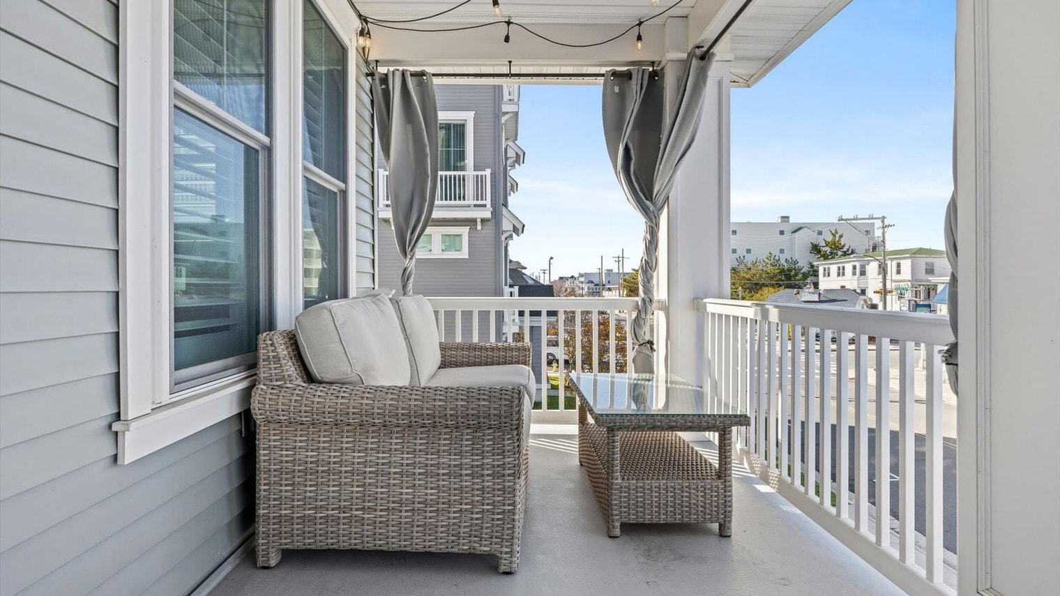 Building Photo - 701 E 8th St