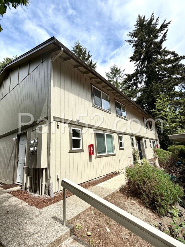 Building Photo - Updated 2 Bedroom University Place Townhome