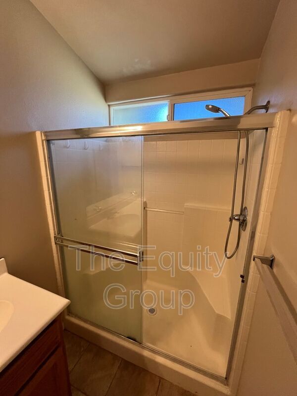 Building Photo - 1422 E Mesa Ct