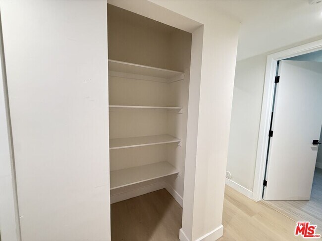 Building Photo - 322 S Swall Dr