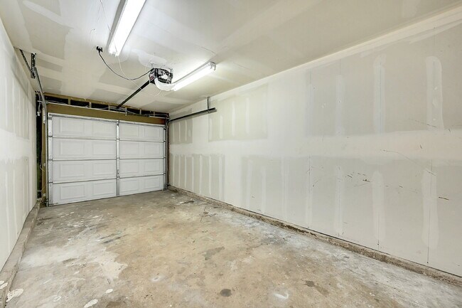 Building Photo - $1,895.00, 3 bed, 2 bath located in Fountain