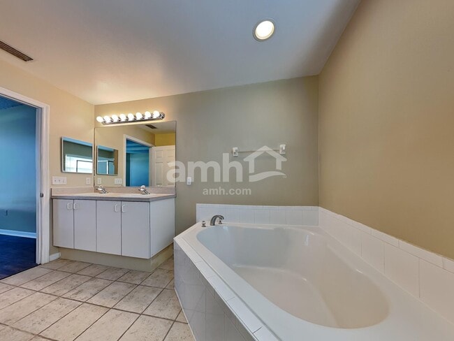 Building Photo - 558 Hatcher St SE