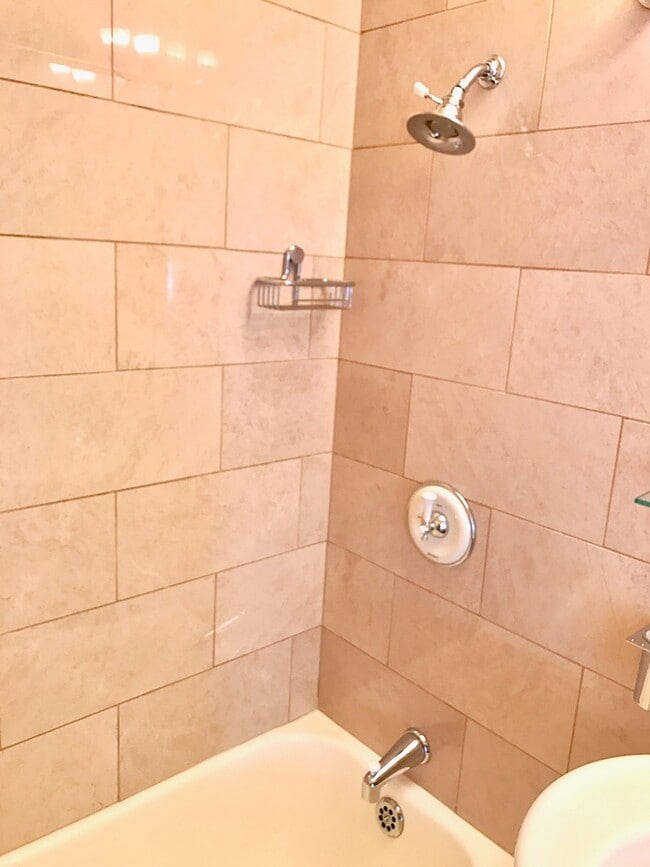 Building Photo - Beautiful 3 Bed + 2 Bath + Den/Office + Backyard