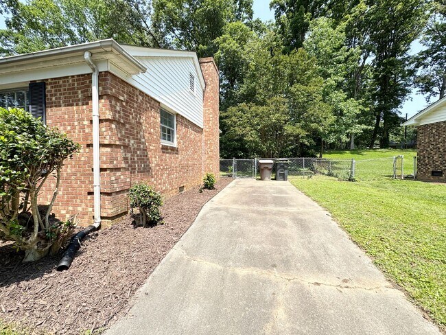 Building Photo - Adorable 3 Bed/2 Bath Off N Holden/Westridge