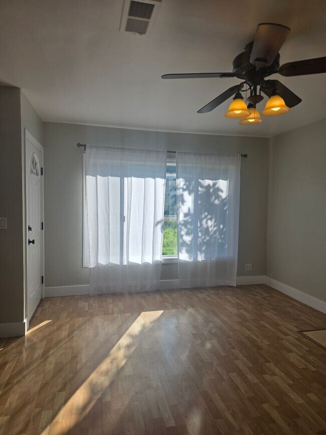 Building Photo - West Side Petaluma Gem- Beautiful 3 bedroom 2 bathroom