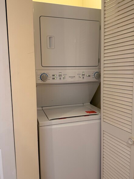In-Unit Washer/Dryer - 6150 N Ravenswood Ave