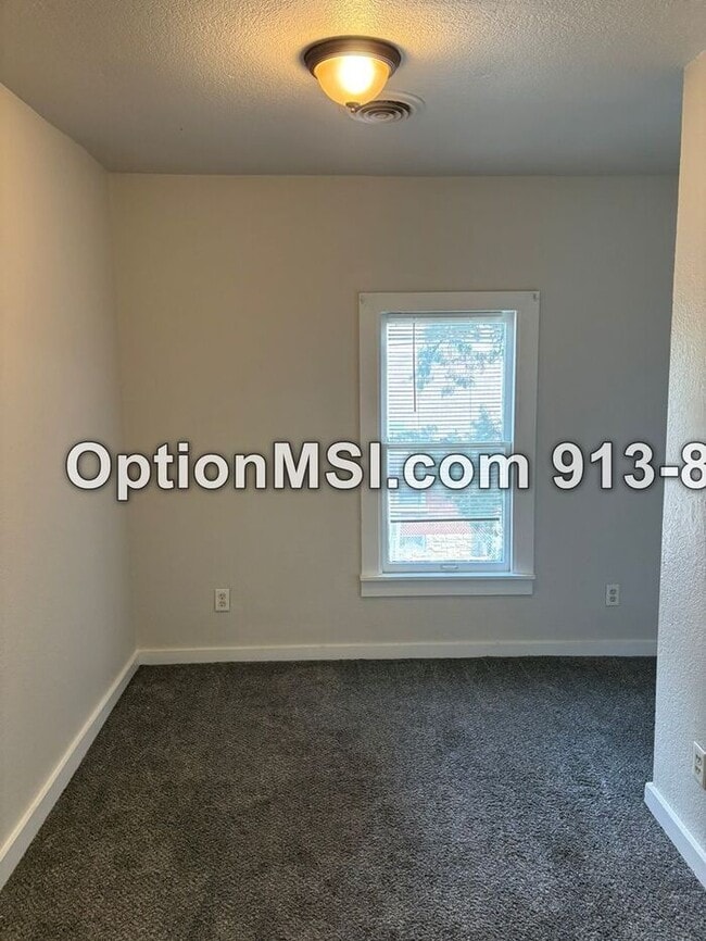 Building Photo - Freshly updated half-duplex