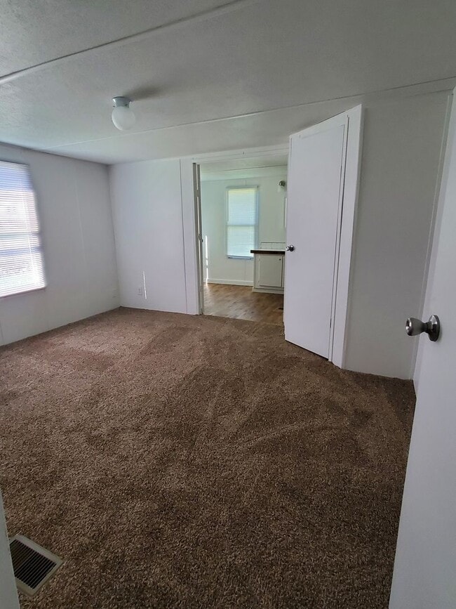 Building Photo - Ready to move in!