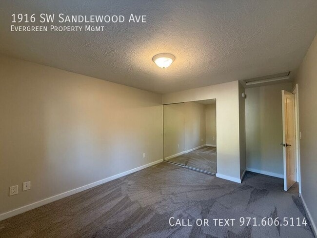 Building Photo - 1916 SW Sandlewood Ave