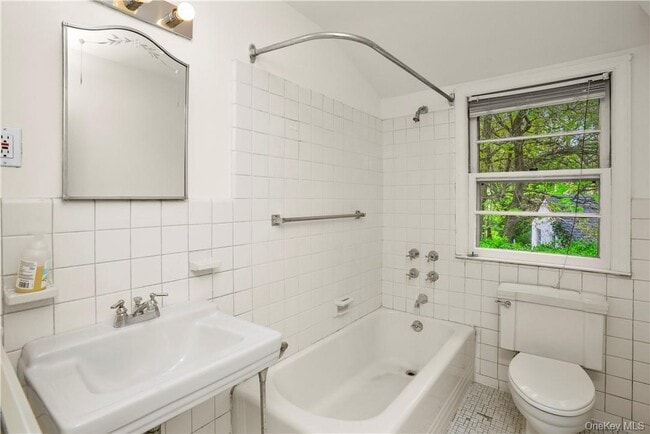 Building Photo - 6 Wildway