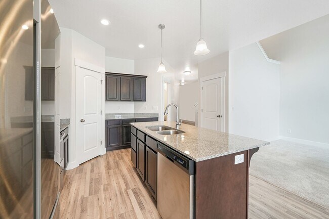 Building Photo - Spacious 4 Bedroom Townhome in Vineyard, UT