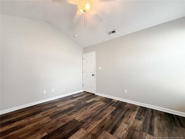 Building Photo - 225 Shakerstone Dr