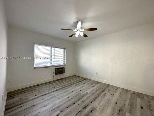 Building Photo - 955 Bay Dr E