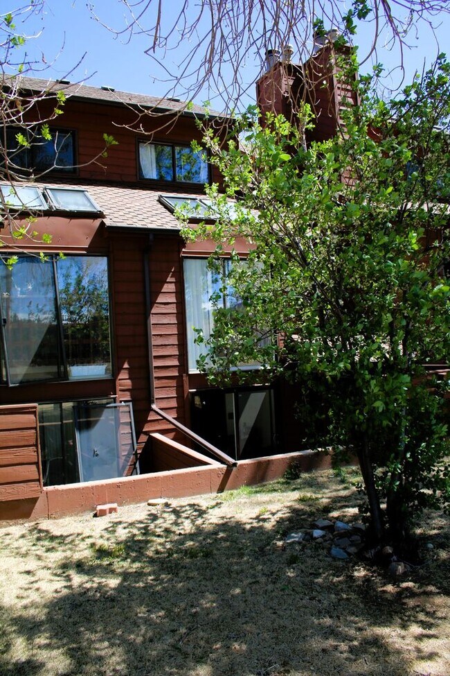 Building Photo - Fun and Funky Tri-Level Townhouse in Northeast Boulder, CO