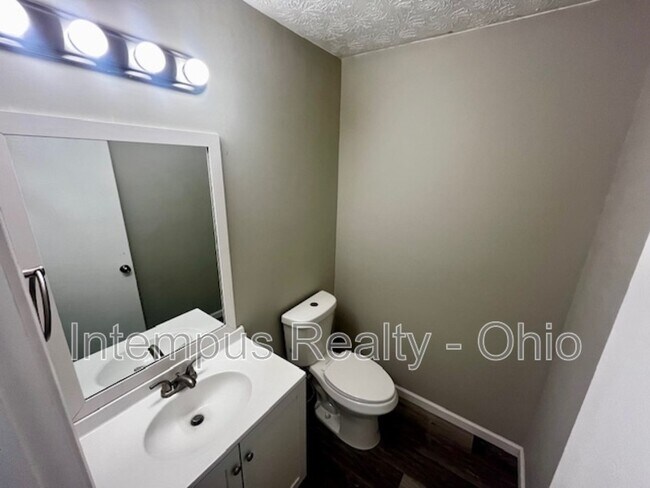 Building Photo - 2600 Saybrooke Dr