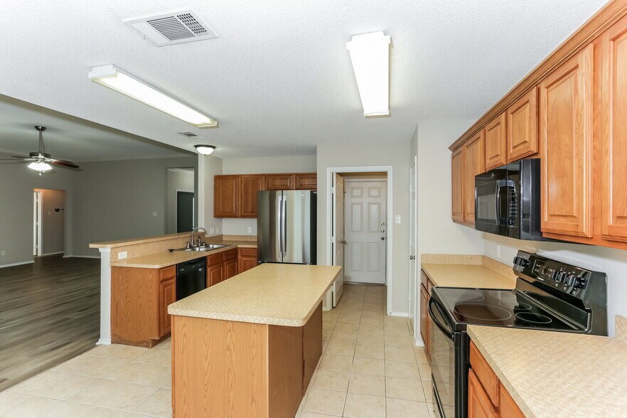 Building Photo - 125 Adams Dr