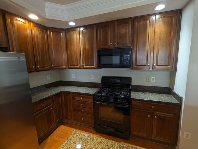 Building Photo - Two level condo in URBANA School District ...