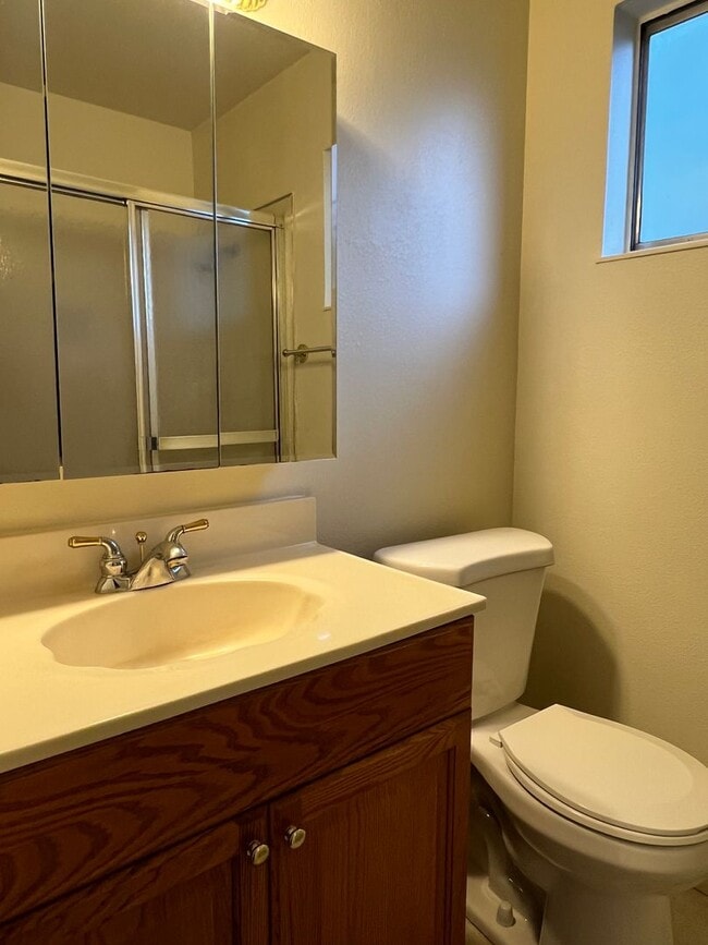 Building Photo - Darling 3 Bedroom House!!