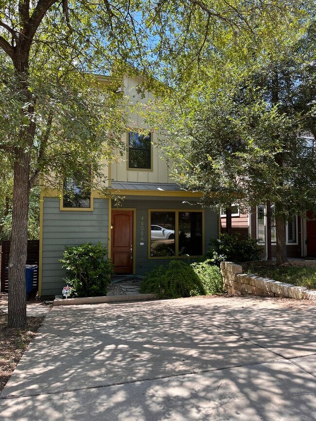 Building Photo - Modern Townhouse Near Mueller