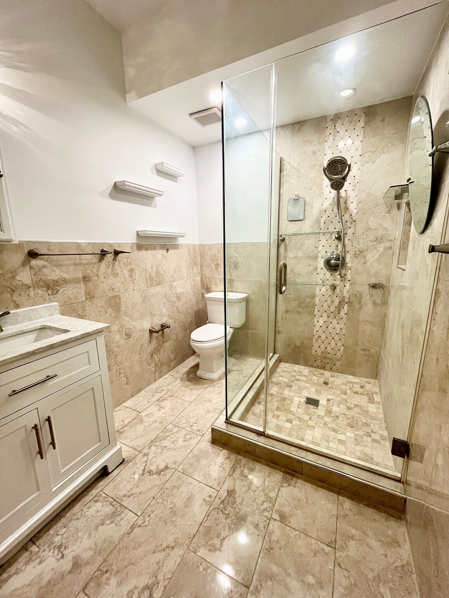 Building Photo - 6712 N Clark St