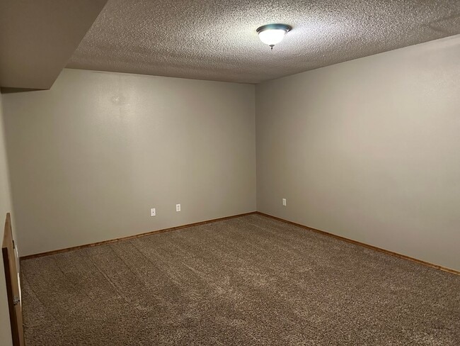 Building Photo - 4 Bed 2.5 Bath w/ Fenced Yard