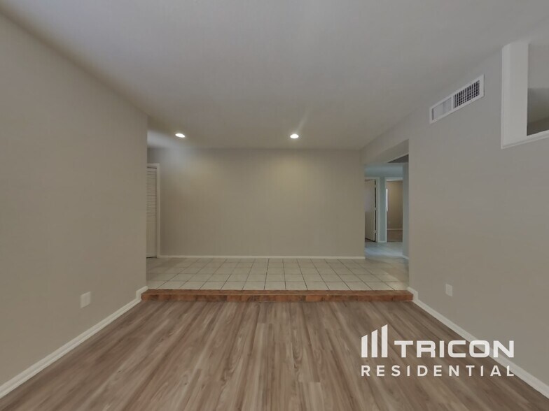Building Photo - 850 W Lobo Ave