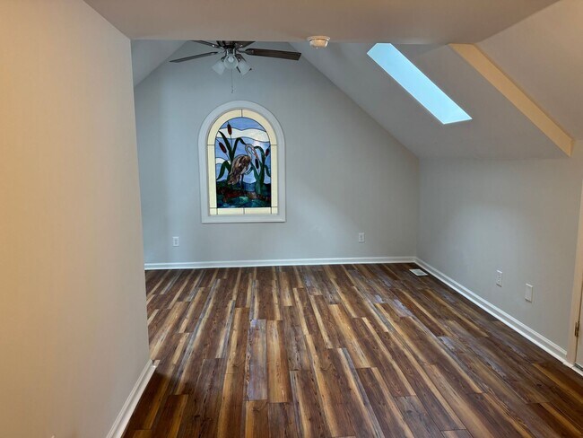 Building Photo - Four Bedroom Lake House in Denver