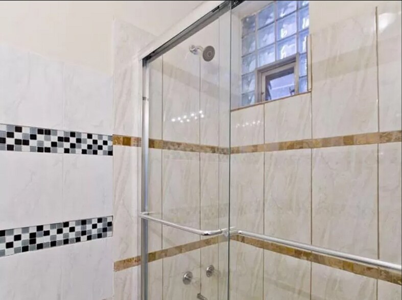 Building Photo - 1368 W Evergreen Ave