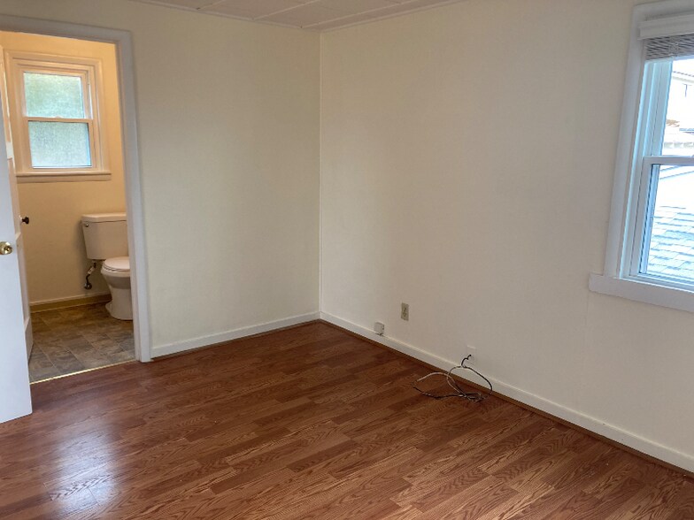 Building Photo - 1208 Wanda Ave