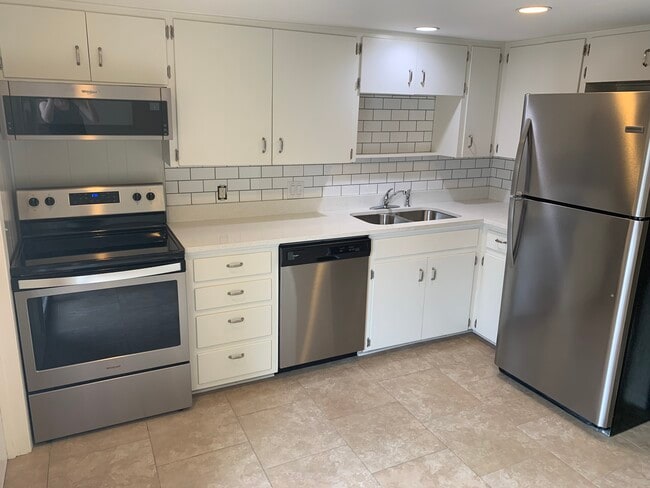 Building Photo - 3214 Crosscreek Dr