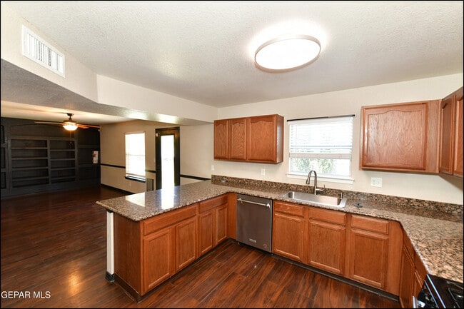 Building Photo - 7065 Falling Leaf Cir
