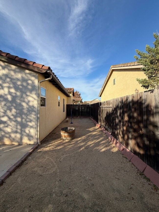 Building Photo - Beautiful Bradley Square Single Story Home With Easy Access to Shopping/101 Frwy