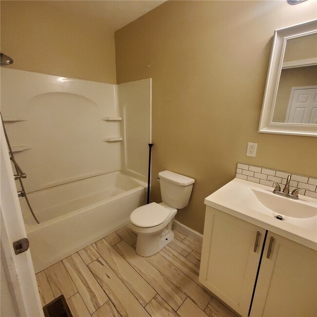 Building Photo - 256 E 14th St